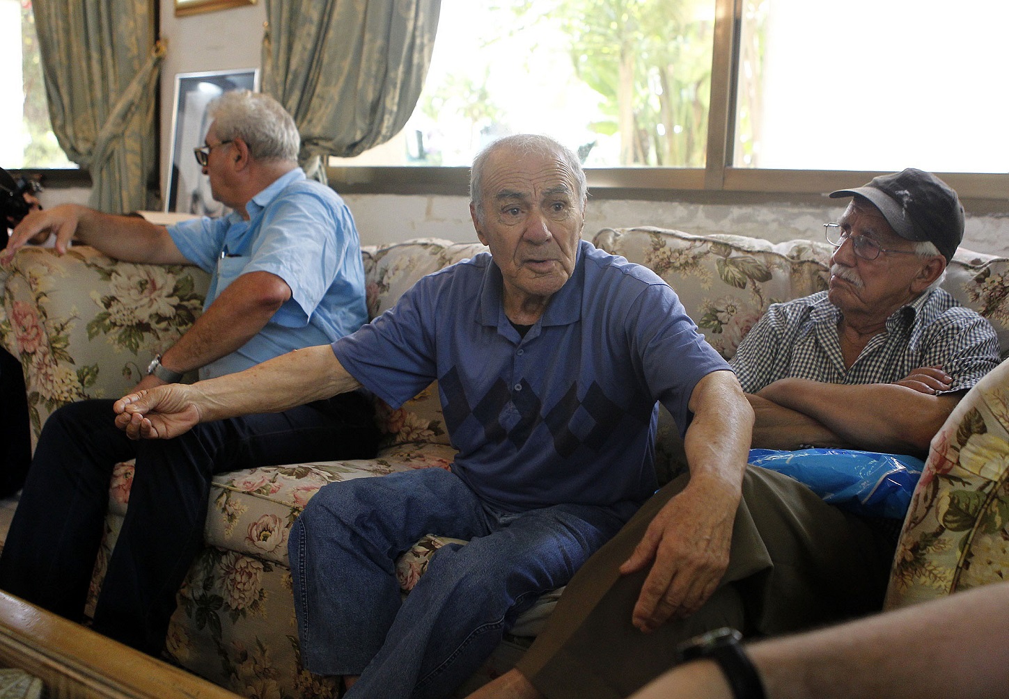 Le moudjahid Yacef Saâdi avec ses compagnons d'armes. D. R.